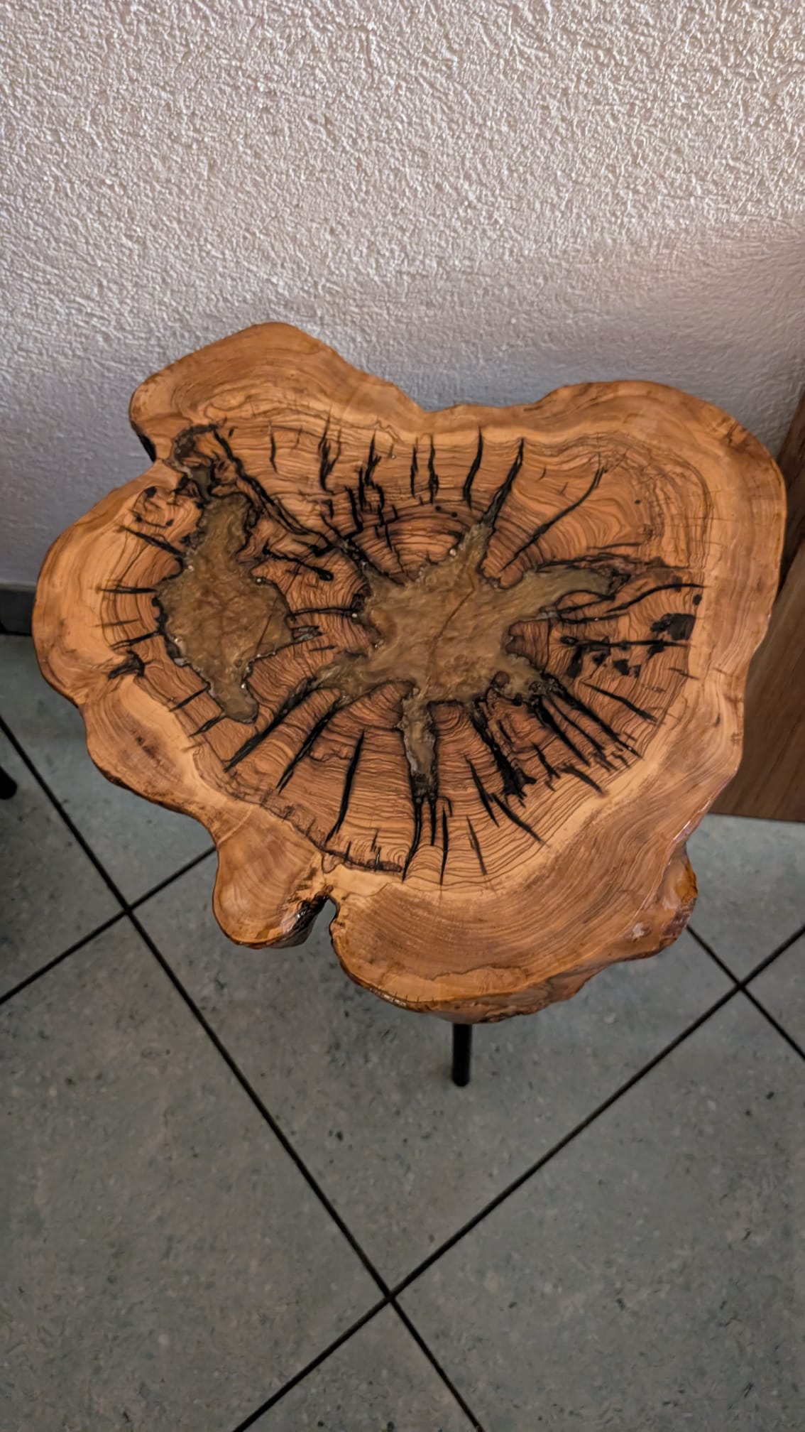 Vista dall'alto del tavolino in legno d'olivo con venature marcate